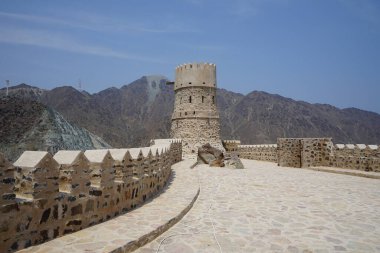 Nisan ayında Najd Al Miqsar 'daki antik kaledeki gözetleme kulesinin manzarası. Najd Al Miqsar, Khor Fakkan 'ın batısında, BAE' nin başkenti Sharjah 'ta terk edilmiş tarihi bir yerleşim yeridir..