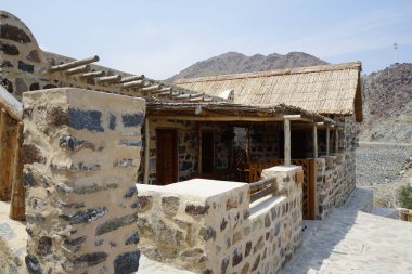 Doğal bitki malzemelerinden yapılan çatılar eski Najd Al Miqsar köyündeki taş binaları kaplıyor. Najd Al Miqsar, Khor Fakkan 'ın batısında, BAE' nin başkenti Sharjah 'ta terk edilmiş tarihi bir yerleşim yeridir.. 