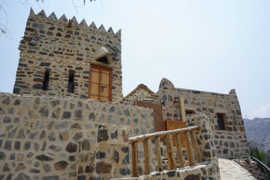 Najd Al Miqsar 'ın eski köyünde taştan yapılmış dikdörtgen şeklinde bir kule. Najd Al Miqsar, Khor Fakkan 'ın batısında, BAE' nin başkenti Sharjah 'ta terk edilmiş tarihi bir yerleşim yeridir..