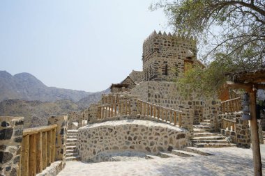 Najd Al Miqsar 'ın eski köyünde taştan yapılmış dikdörtgen şeklinde bir kule. Najd Al Miqsar, Khor Fakkan 'ın batısında, BAE' nin başkenti Sharjah 'ta terk edilmiş tarihi bir yerleşim yeridir..