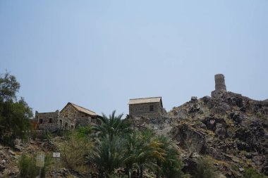 Wadi Wshee, Sharjah, BAE - 25 Nisan 2023: Gözetleme kulesi ve eski Najd Al Miqsar köyü ile kale manzarası. Najd Al Miqsar, Khor Fakkan 'ın batısında, BAE' nin başkenti Sharjah 'ta terk edilmiş tarihi bir yerleşim yeridir..