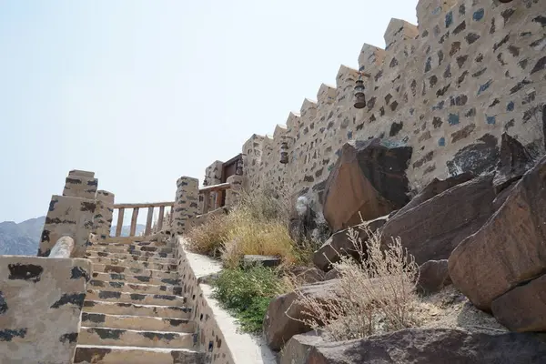 Nisan ayında Najd Al Miqsar 'daki antik kale manzarası. Najd Al Miqsar, Khor Fakkan 'ın batısında, BAE' nin başkenti Sharjah 'ta terk edilmiş tarihi bir yerleşim yeridir..