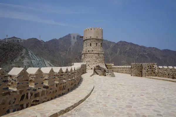 Nisan ayında Najd Al Miqsar 'daki antik kaledeki gözetleme kulesinin manzarası. Najd Al Miqsar, Khor Fakkan 'ın batısında, BAE' nin başkenti Sharjah 'ta terk edilmiş tarihi bir yerleşim yeridir..