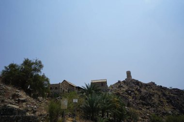 Wadi Wshee, Sharjah, BAE - 25 Nisan 2023: Gözetleme kulesi ve eski Najd Al Miqsar köyü ile kale manzarası. Najd Al Miqsar, Khor Fakkan 'ın batısında, BAE' nin başkenti Sharjah 'ta terk edilmiş tarihi bir yerleşim yeridir..