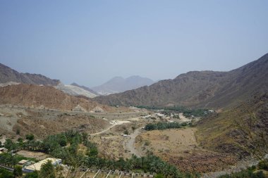 Nisan ayında eski Najd Al Miqsar köyünün çevresindeki manzaraya bakın. Najd Al Miqsar, Khor Fakkan 'ın batısında, BAE' nin başkenti Sharjah 'ta terk edilmiş tarihi bir yerleşim yeridir.. 