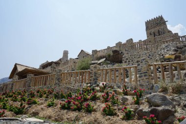 Nisan ayında gözlem kulesi ve eski Najd Al Miqsar köyü ile kalenin manzarası. Najd Al Miqsar, Khor Fakkan 'ın batısında, BAE' nin başkenti Sharjah 'ta terk edilmiş tarihi bir yerleşim yeridir.. 