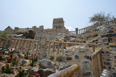 Nisan ayında eski köy Najd Al Miqsar 'daki binaların manzarası. Najd Al Miqsar, Khor Fakkan 'ın batısında, BAE' nin başkenti Sharjah 'ta terk edilmiş tarihi bir yerleşim yeridir.. 