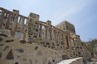 Najd Al Miqsar 'ın eski köyünde taştan yapılmış dikdörtgen şeklinde bir kule. Najd Al Miqsar, Khor Fakkan 'ın batısında, BAE' nin başkenti Sharjah 'ta terk edilmiş tarihi bir yerleşim yeridir..