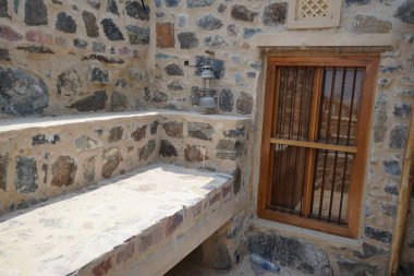 Wadi Wshee, Sharjah, BAE - 25 Nisan 2023: Nisan 'da Najd Al Miqsar köyündeki binaların manzarası. Najd Al Miqsar, Khor Fakkan 'ın batısında, BAE' nin başkenti Sharjah 'ta terk edilmiş tarihi bir yerleşim yeridir..