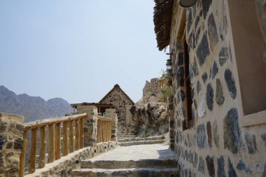 Nisan ayında eski köy Najd Al Miqsar 'daki binaların manzarası. Najd Al Miqsar, Khor Fakkan 'ın batısında, BAE' nin başkenti Sharjah 'ta terk edilmiş tarihi bir yerleşim yeridir.. 