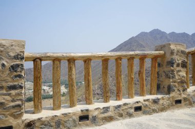 Nisan ayında eski Najd Al Miqsar köyünün çevresindeki manzaraya bakın. Najd Al Miqsar, Khor Fakkan 'ın batısında, BAE' nin başkenti Sharjah 'ta terk edilmiş tarihi bir yerleşim yeridir.. 