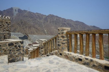 Nisan ayında eski köy Najd Al Miqsar 'daki binaların manzarası. Najd Al Miqsar, Khor Fakkan 'ın batısında, BAE' nin başkenti Sharjah 'ta terk edilmiş tarihi bir yerleşim yeridir.. 