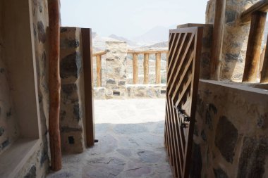 Nisan ayında eski köy Najd Al Miqsar 'daki binaların manzarası. Najd Al Miqsar, Khor Fakkan 'ın batısında, BAE' nin başkenti Sharjah 'ta terk edilmiş tarihi bir yerleşim yeridir.. 