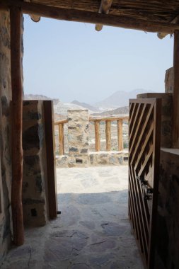 Nisan ayında eski köy Najd Al Miqsar 'daki binaların manzarası. Najd Al Miqsar, Khor Fakkan 'ın batısında, BAE' nin başkenti Sharjah 'ta terk edilmiş tarihi bir yerleşim yeridir.. 