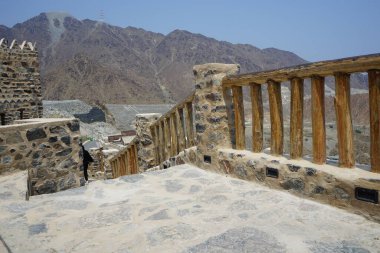 Nisan ayında eski köy Najd Al Miqsar 'daki binaların manzarası. Najd Al Miqsar, Khor Fakkan 'ın batısında, BAE' nin başkenti Sharjah 'ta terk edilmiş tarihi bir yerleşim yeridir.. 