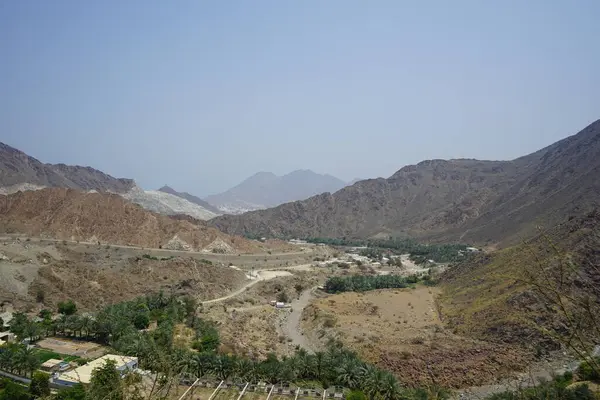 Nisan ayında eski Najd Al Miqsar köyünün çevresindeki manzaraya bakın. Najd Al Miqsar, Khor Fakkan 'ın batısında, BAE' nin başkenti Sharjah 'ta terk edilmiş tarihi bir yerleşim yeridir.. 