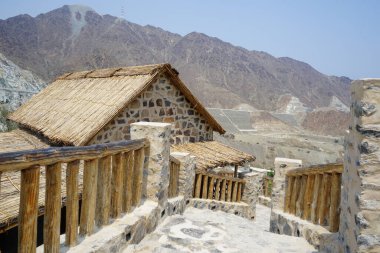 Doğal bitki malzemelerinden yapılan çatılar eski Najd Al Miqsar köyündeki taş binaları kaplıyor. Najd Al Miqsar, Khor Fakkan 'ın batısında, BAE' nin başkenti Sharjah 'ta terk edilmiş tarihi bir yerleşim yeridir..