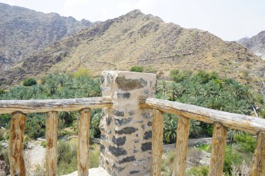 Nisan ayında eski Najd Al Miqsar köyünün çevresindeki manzaraya bakın. Najd Al Miqsar, Khor Fakkan 'ın batısında, BAE' nin başkenti Sharjah 'ta terk edilmiş tarihi bir yerleşim yeridir.. 