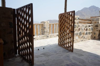 Nisan ayında eski köy Najd Al Miqsar 'daki binaların manzarası. Najd Al Miqsar, Khor Fakkan 'ın batısında, BAE' nin başkenti Sharjah 'ta terk edilmiş tarihi bir yerleşim yeridir.. 