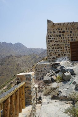 Nisan ayında eski Najd Al Miqsar köyünün çevresindeki manzaraya bakın. Najd Al Miqsar, Khor Fakkan 'ın batısında, BAE' nin başkenti Sharjah 'ta terk edilmiş tarihi bir yerleşim yeridir.. 