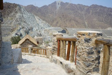 Nisan ayında eski köy Najd Al Miqsar 'daki binaların manzarası. Najd Al Miqsar, Khor Fakkan 'ın batısında, BAE' nin başkenti Sharjah 'ta terk edilmiş tarihi bir yerleşim yeridir.. 