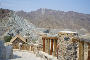 Nisan ayında eski köy Najd Al Miqsar 'daki binaların manzarası. Najd Al Miqsar, Khor Fakkan 'ın batısında, BAE' nin başkenti Sharjah 'ta terk edilmiş tarihi bir yerleşim yeridir.. 