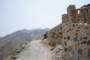 Nisan ayında eski Najd Al Miqsar köyünün çevresindeki manzaraya bakın. Najd Al Miqsar, Khor Fakkan 'ın batısında, BAE' nin başkenti Sharjah 'ta terk edilmiş tarihi bir yerleşim yeridir.. 