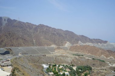 Nisan ayında eski Najd Al Miqsar köyünün çevresindeki manzaraya bakın. Najd Al Miqsar, Khor Fakkan 'ın batısında, BAE' nin başkenti Sharjah 'ta terk edilmiş tarihi bir yerleşim yeridir.. 