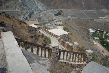 Nisan ayında eski Najd Al Miqsar köyünün çevresindeki manzaraya bakın. Najd Al Miqsar, Khor Fakkan 'ın batısında, BAE' nin başkenti Sharjah 'ta terk edilmiş tarihi bir yerleşim yeridir.. 