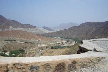 Nisan ayında eski Najd Al Miqsar köyünün çevresindeki manzaraya bakın. Najd Al Miqsar, Khor Fakkan 'ın batısında, BAE' nin başkenti Sharjah 'ta terk edilmiş tarihi bir yerleşim yeridir.. 