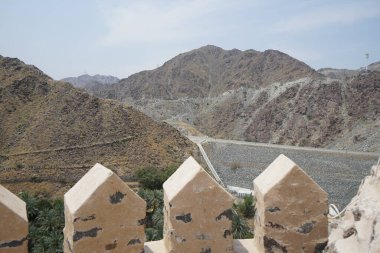 Nisan 'da gözlem kulesi ve eski Najd Al Miqsar köyü ile kalenin çevresindeki manzaraya bakın. Najd Al Miqsar, Khor Fakkan 'ın batısında, BAE' nin başkenti Sharjah 'ta terk edilmiş tarihi bir yerleşim yeridir.. 