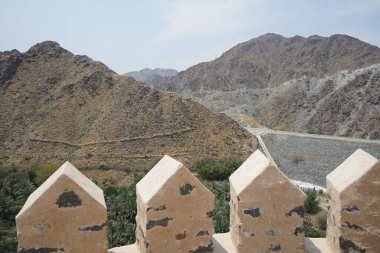 Nisan 'da gözlem kulesi ve eski Najd Al Miqsar köyü ile kalenin çevresindeki manzaraya bakın. Najd Al Miqsar, Khor Fakkan 'ın batısında, BAE' nin başkenti Sharjah 'ta terk edilmiş tarihi bir yerleşim yeridir.. 