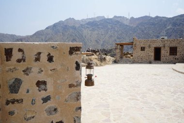 Nisan ayında eski köy Najd Al Miqsar 'daki binaların manzarası. Najd Al Miqsar, Khor Fakkan 'ın batısında, BAE' nin başkenti Sharjah 'ta terk edilmiş tarihi bir yerleşim yeridir.. 