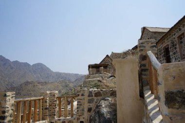 Nisan ayında eski Najd Al Miqsar köyünün çevresindeki manzaraya bakın. Najd Al Miqsar, Khor Fakkan 'ın batısında, BAE' nin başkenti Sharjah 'ta terk edilmiş tarihi bir yerleşim yeridir.. 