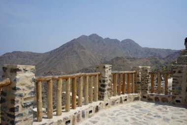 Nisan ayında eski Najd Al Miqsar köyünün çevresindeki manzaraya bakın. Najd Al Miqsar, Khor Fakkan 'ın batısında, BAE' nin başkenti Sharjah 'ta terk edilmiş tarihi bir yerleşim yeridir.. 