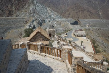 Nisan ayında eski Najd Al Miqsar köyünün çevresindeki manzaraya bakın. Najd Al Miqsar, Khor Fakkan 'ın batısında, BAE' nin başkenti Sharjah 'ta terk edilmiş tarihi bir yerleşim yeridir.. 