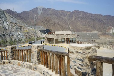 Nisan ayında eski Najd Al Miqsar köyünün çevresindeki manzaraya bakın. Najd Al Miqsar, Khor Fakkan 'ın batısında, BAE' nin başkenti Sharjah 'ta terk edilmiş tarihi bir yerleşim yeridir.. 