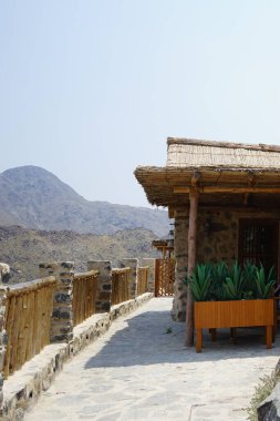 Nisan ayında eski Najd Al Miqsar köyünün çevresindeki manzaraya bakın. Najd Al Miqsar, Khor Fakkan 'ın batısında, BAE' nin başkenti Sharjah 'ta terk edilmiş tarihi bir yerleşim yeridir..                               