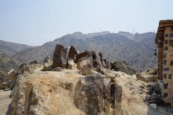 Wadi Wshee, Sharjah, BAE - 25 Nisan 2023: Nisan 'da Najd Al Miqsar köyündeki binaların manzarası. Najd Al Miqsar, Khor Fakkan 'ın batısında, BAE' nin başkenti Sharjah 'ta terk edilmiş tarihi bir yerleşim yeridir..