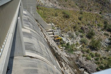 Al Rafisah Barajı manzarası, Wadi Wshee, Sharjah, BAE 'de pitoresk bir yerde.. 