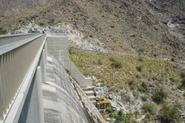 Al Rafisah Barajı manzarası, Wadi Wshee, Sharjah, BAE 'de pitoresk bir yerde.. 