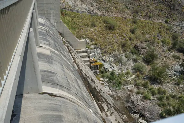 Al Rafisah Barajı manzarası, Wadi Wshee, Sharjah, BAE 'de pitoresk bir yerde.. 