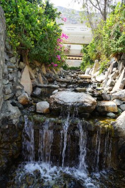 Al Rafisah Barajı 'ndaki Hawd al Bid' ah rezervuarına akan şelalenin görüntüsü. Wadi Wshee, Sharjah, BAE. 