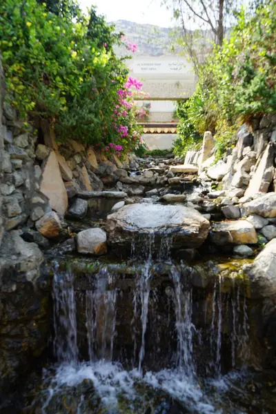 Al Rafisah Barajı 'ndaki Hawd al Bid' ah rezervuarına akan şelalenin görüntüsü. Wadi Wshee, Sharjah, BAE. 