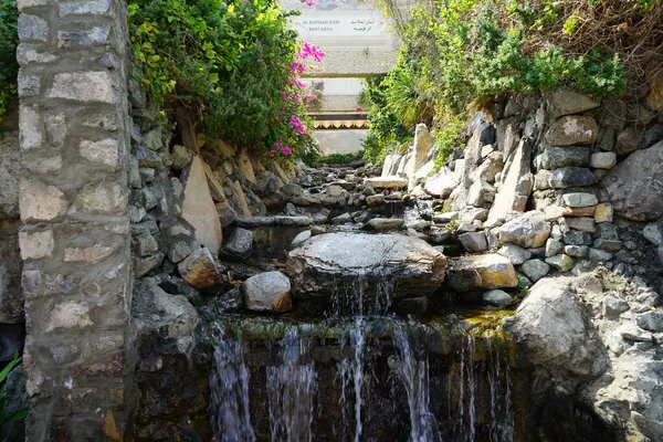 Al Rafisah Barajı 'ndaki Hawd al Bid' ah rezervuarına akan şelalenin görüntüsü. Wadi Wshee, Sharjah, BAE. 