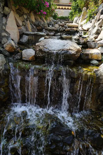 Al Rafisah Barajı 'ndaki Hawd al Bid' ah rezervuarına akan şelalenin görüntüsü. Wadi Wshee, Sharjah, BAE. 