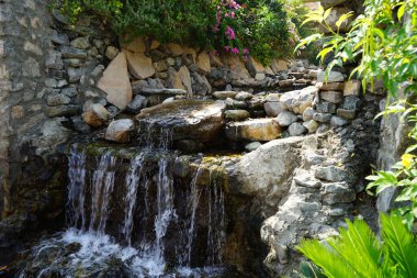 Al Rafisah Barajı 'ndaki Hawd al Bid' ah rezervuarına akan şelalenin görüntüsü. Wadi Wshee, Sharjah, BAE. 
