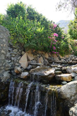 Al Rafisah Barajı 'ndaki Hawd al Bid' ah rezervuarına akan şelalenin görüntüsü. Wadi Wshee, Sharjah, BAE. 