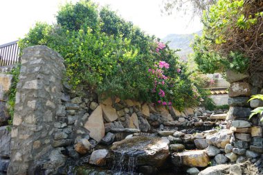 Al Rafisah Barajı 'ndaki Hawd al Bid' ah rezervuarına akan şelalenin görüntüsü. Wadi Wshee, Sharjah, BAE. 