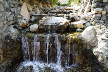 Al Rafisah Barajı 'ndaki Hawd al Bid' ah rezervuarına akan şelalenin görüntüsü. Wadi Wshee, Sharjah, BAE. 